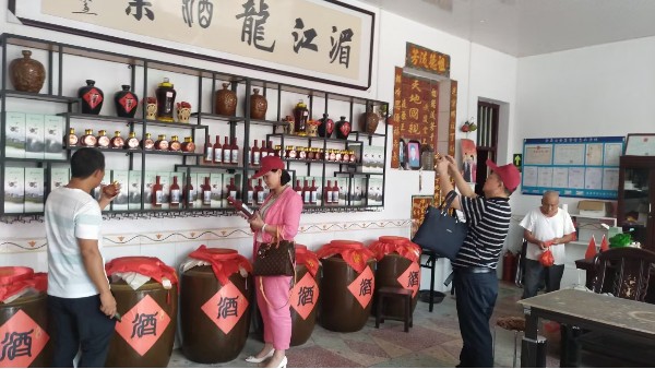 雅大白酒釀酒設(shè)備帶你走進湄江龍酒業(yè)，見證他是怎樣一步步發(fā)展壯大的