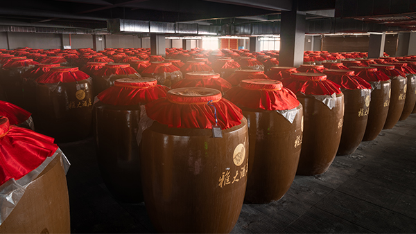 【大型釀酒設(shè)備】會呼吸的陶缸，能讓白酒越老越醇香！