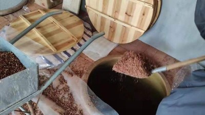 身邊有個用白酒生產(chǎn)設備釀純糧酒的朋友，千金難求...