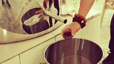 為什么冬季從小型酒廠釀酒設(shè)備蒸出的白酒會(huì)發(fā)苦呢？