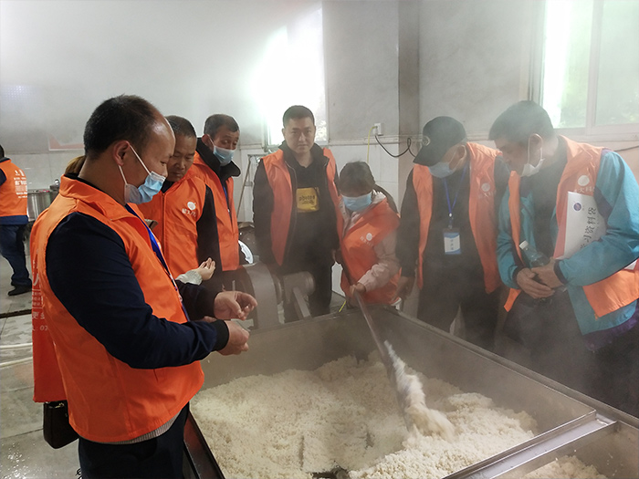 大米酒實(shí)操教學(xué)，黨員親自動(dòng)手操作700