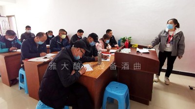 4月23日，雅大大型釀酒設(shè)備廠家釀酒師們忙碌的一天