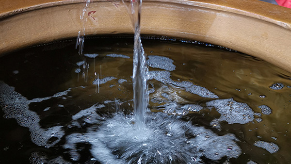 引進(jìn)先進(jìn)的大型釀酒設(shè)備機(jī)械化生產(chǎn)，將小曲清香型白酒發(fā)揚(yáng)光大