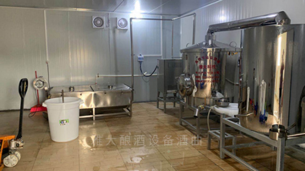 受疫情影響不讓養(yǎng)蛇，用新式白酒釀酒設(shè)備做酒迎來(lái)新未來(lái)！