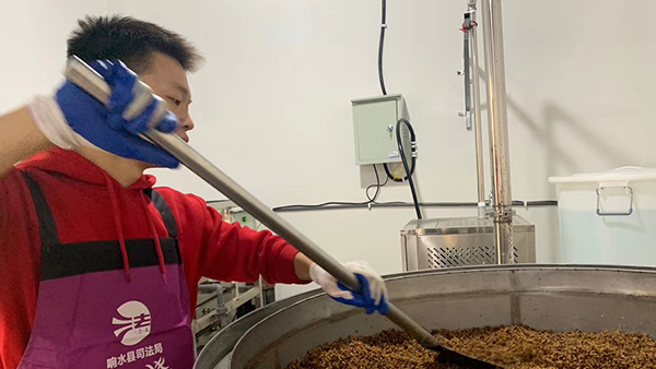 不顧父母反對毅然選擇用釀酒生產(chǎn)設(shè)備開酒坊，結(jié)果卻……