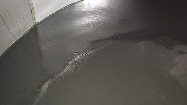 剛用純糧釀酒設(shè)備蒸餾的白酒上面漂浮著油花，怎么回事？