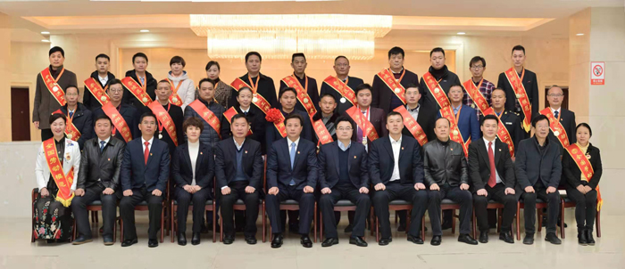 區(qū)委書記唐燁、區(qū)長趙立平等領導與勞動模范和先進工作者親切合影