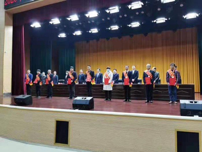 出席領導向受表彰的18位勞模、先進工作者頒發(fā)榮譽證書