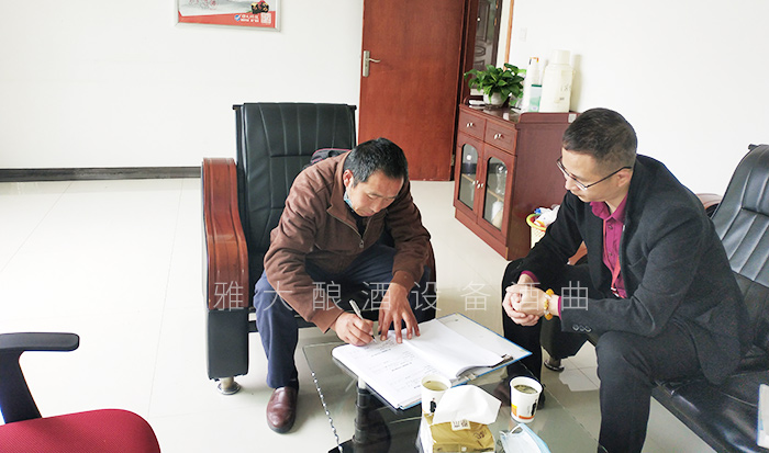 卜先生來雅大考察釀酒設備