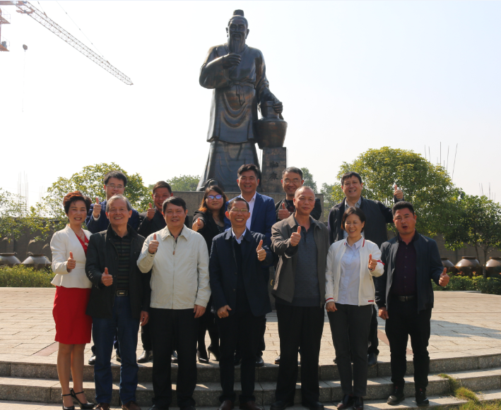11.12雅大董事長胡順開與來訪領(lǐng)導(dǎo)、專家一行親切合影