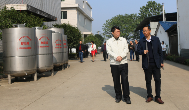 11.12大董事長胡順開向市供銷社黨組書記、理事會主任唐甫忠（左1）匯報企業(yè)情況