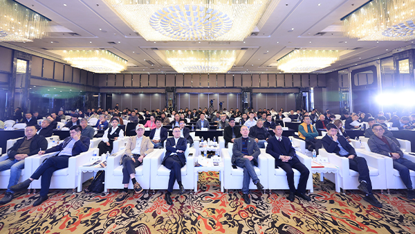 【標(biāo)準(zhǔn)化·產(chǎn)業(yè)鏈·強(qiáng)品牌】雅大董事長胡順開 出席2025第四屆果酒產(chǎn)業(yè)發(fā)展大會并致開幕詞