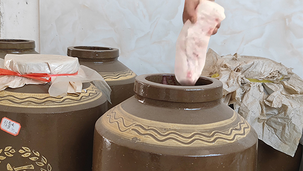 只要有1套釀酒蒸餾設備，用肥肉也能釀出酒來？