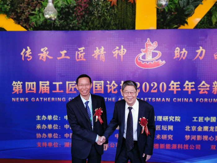 2雅大董事長(zhǎng)胡順開(kāi)與“人民楷?！眹?guó)家榮譽(yù)稱(chēng)號(hào)獲得者、大慶油田新時(shí)期鐵人王啟民合影