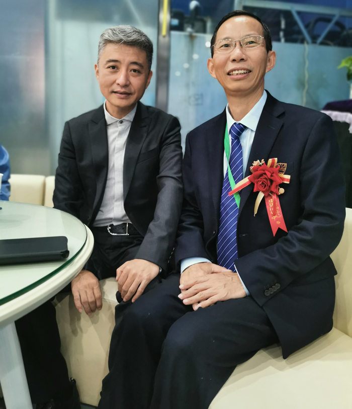 4雅大智能董事長(zhǎng)與曲藝名家、央視主持人周煒親切合影