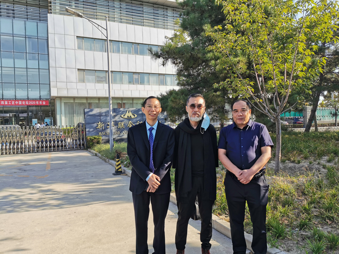 5左：雅大董事長(zhǎng)胡順開(kāi)、中：著名書(shū)畫(huà)藝術(shù)家、29屆奧運(yùn)會(huì)國(guó)禮《國(guó)娃》創(chuàng)作人關(guān)玉良、右：中國(guó)白酒釀造大師張金修