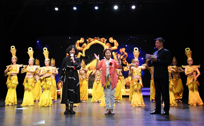 7著名舞蹈編導(dǎo)家、《千手觀(guān)音》舞蹈原著者茅迪芳，心靈之聲殘疾人藝術(shù)團(tuán)團(tuán)長(zhǎng)穆劍志登臺(tái)助興演出