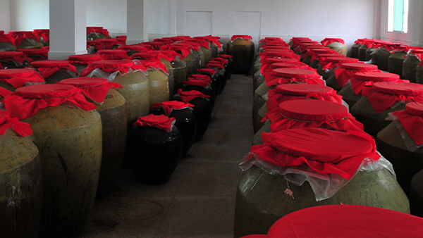 每1批好酒誕生，都需經(jīng)過做酒設(shè)備的蒸餾和時間的沉淀