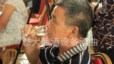 釀酒10年的老師傅說(shuō)酒，用小型白酒設(shè)備釀酒多年才描述得如此準(zhǔn)確