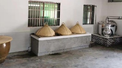 1臺傳統(tǒng)釀酒設(shè)備+幾口大缸+70平米民房，釀酒就這么簡單