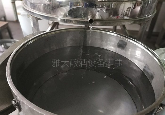 9.3蒸汽釀酒設(shè)備釀出來的同一鍋酒，不同階段酒質(zhì)不一樣