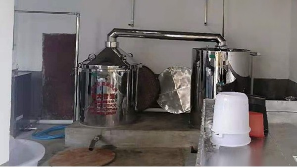 白酒蒸餾設(shè)備酒坊只用了一招，就將男人女人老人的生意都做了