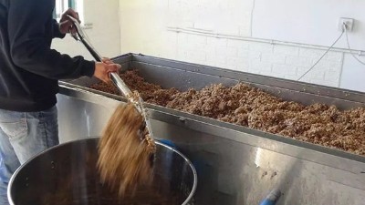 用釀白酒設備和傳統(tǒng)手藝釀造稻谷酒迎新春，每天買酒的人擠爆門檻