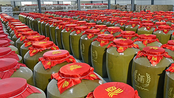 “新十條”發(fā)布，酒水市場回暖，您的白酒蒸餾設(shè)備酒坊備足貨了嗎