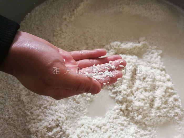 釀酒工藝-低度白酒是如何用白酒釀酒設(shè)備釀制的？2