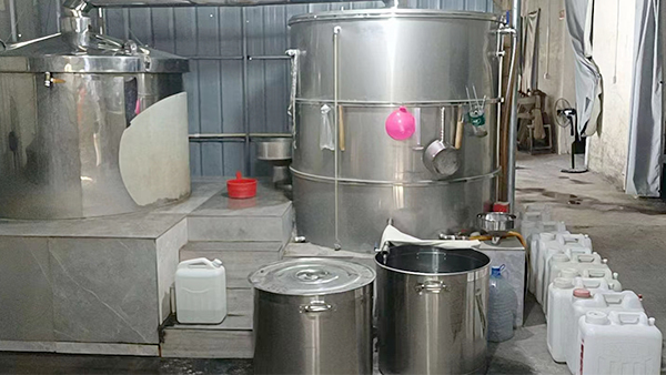 引進(jìn)新型釀酒設(shè)備對(duì)酒坊進(jìn)行升級(jí)，每天大單接不停！