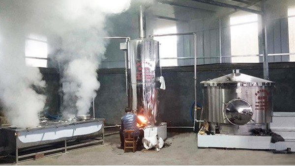 在外打工苦，走烤酒設備釀酒+酒糟養(yǎng)殖路，老婆孩子熱炕頭