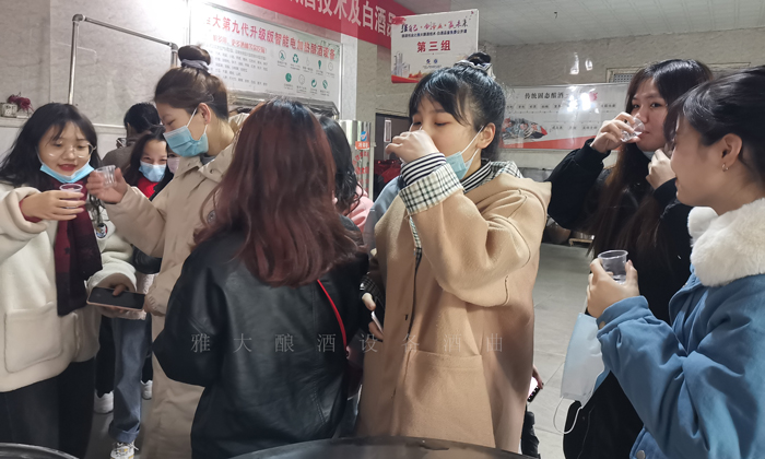 同學們現(xiàn)場品酒，體驗白酒喝下喉的感覺