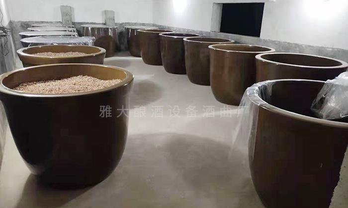 在蔣老師的指導(dǎo)下，釀造各種酒