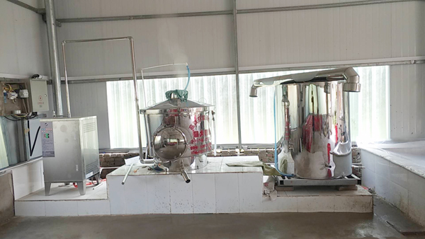 自從朱大哥換了這款小型白酒設(shè)備后，生意突然火了起來(lái)！