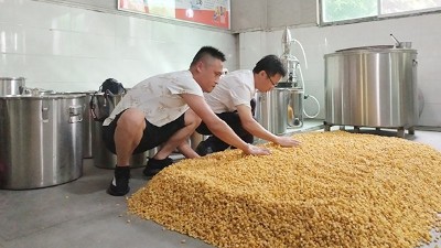 是誰(shuí)給他這個(gè)膽，三伏天還敢用烤酒設(shè)備做顆粒固態(tài)玉米酒？