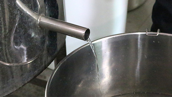 夏季用小型酒廠釀酒設(shè)備做酒產(chǎn)量驟減，他急瘋了