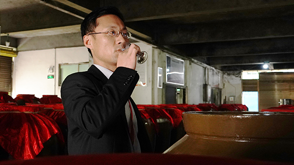 用白酒釀造設(shè)備釀酒的老師傅，您會描述白酒的“味”嗎？