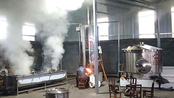 引進(jìn)大型釀酒設(shè)備做甜桿酒，以酒帶產(chǎn)，強(qiáng)村富民促振興