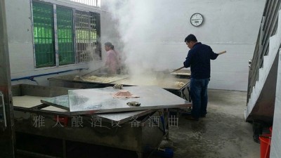 固態(tài)釀酒蒸糧時(shí)用蒸汽釀酒設(shè)備好，還是木甑好？