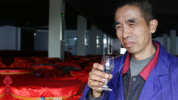 引起白酒上頭的物質(zhì)有哪些？雅大白酒蒸餾設備帶您一次性搞明白！