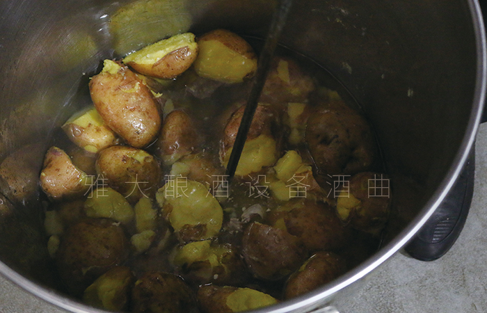 將糖水倒入桶中，開始打漿