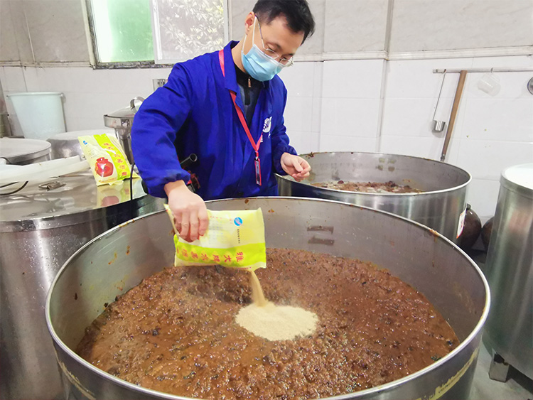 9.攤晾到30度左右，按0.5%的比例加入雅大水果酒曲