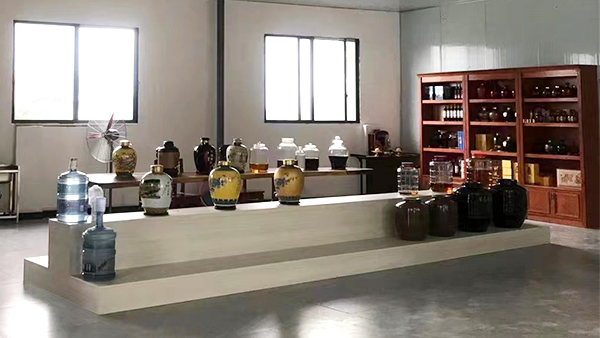 引進(jìn)做酒設(shè)備開(kāi)酒坊，信心滿滿打造特色餐館