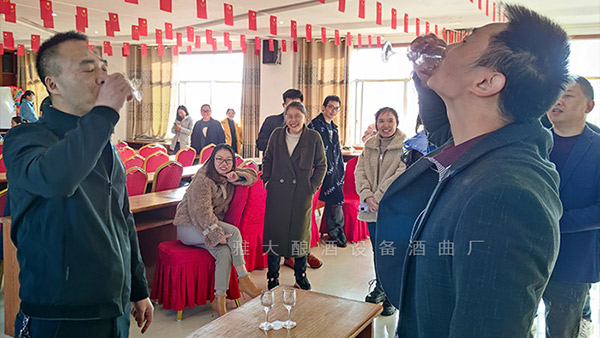 喝做酒設(shè)備釀造的白酒，為何要備1瓶礦泉水？只有懂酒的人才知道