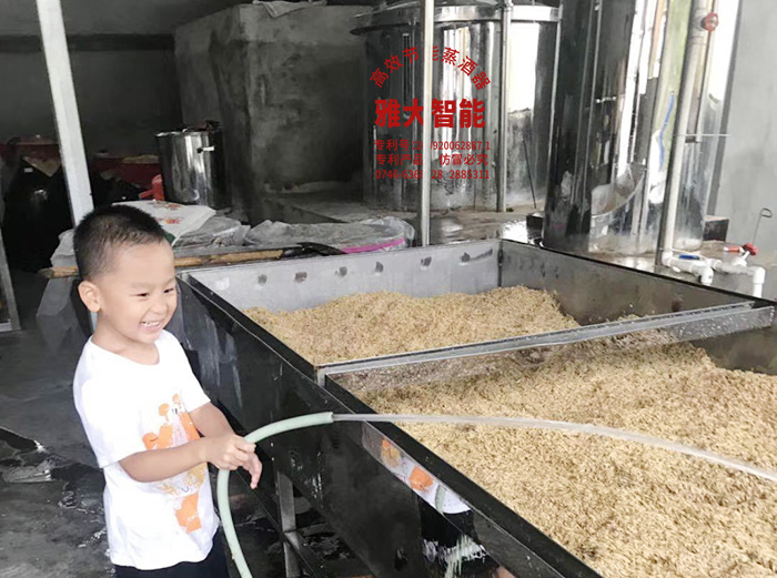 教孫子用雅大釀酒設(shè)備做酒，體驗(yàn)傳統(tǒng)釀酒文化