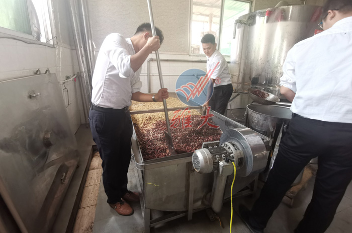 3、蔣蒸好的蓮子鏟出1