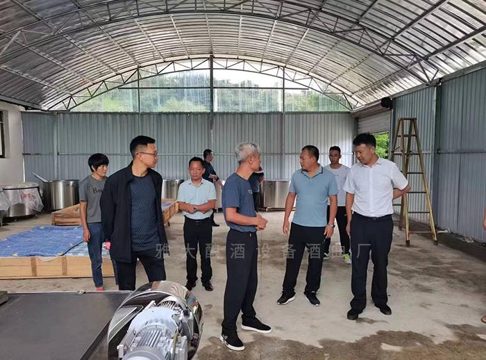 鎮(zhèn)康縣縣委領(lǐng)導(dǎo)，工信局長，鄉(xiāng)鎮(zhèn)領(lǐng)導(dǎo)等親臨現(xiàn)場指導(dǎo)