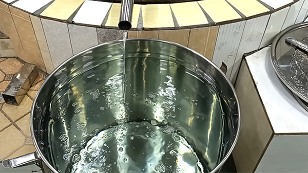 用釀酒蒸餾設備做酒，多少斤糧食才能出一斤酒。