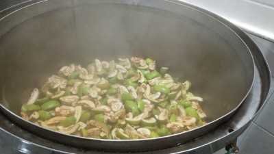 木瓜價格持續(xù)走低利潤低？試試用烤酒設(shè)備將它們釀成酒吧！