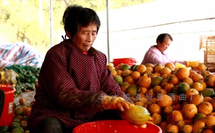 為當(dāng)?shù)卮迕裉峁┝藣徫?，提高了整體村民收入